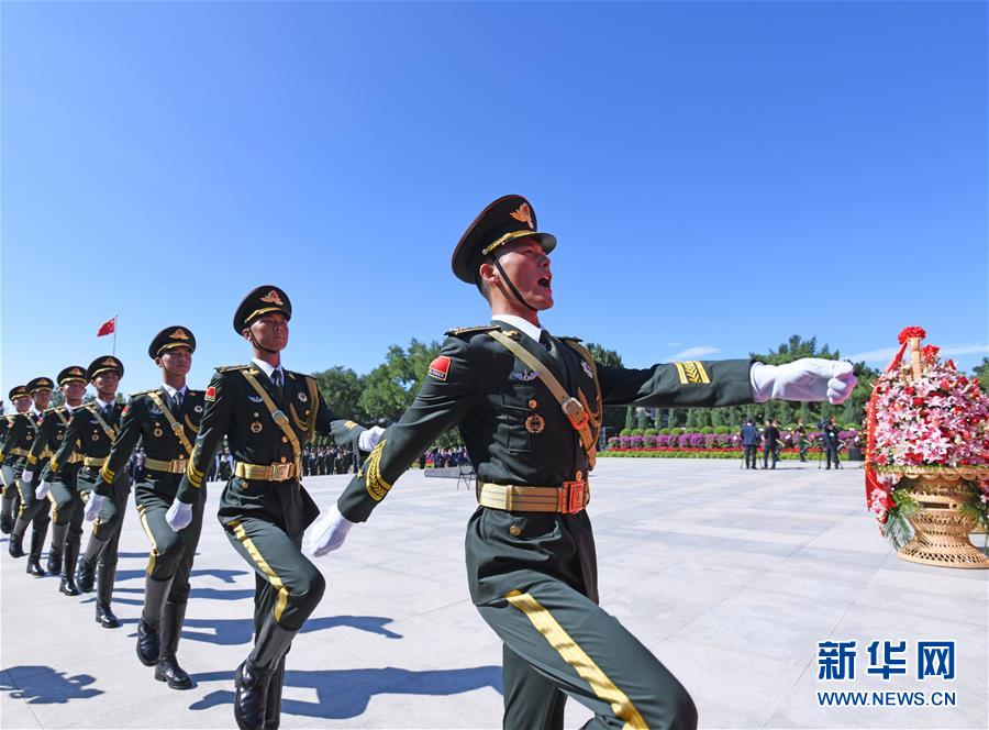 （社會(huì)）（2）紀(jì)念中國人民抗日戰(zhàn)爭(zhēng)暨世界反法西斯戰(zhàn)爭(zhēng)勝利75周年向抗戰(zhàn)烈士敬獻(xiàn)花籃儀式在京舉行